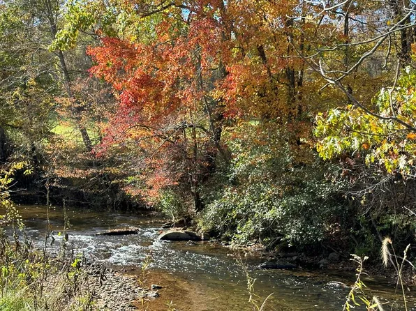 Farmers Cir, Hillsville, VA 24343