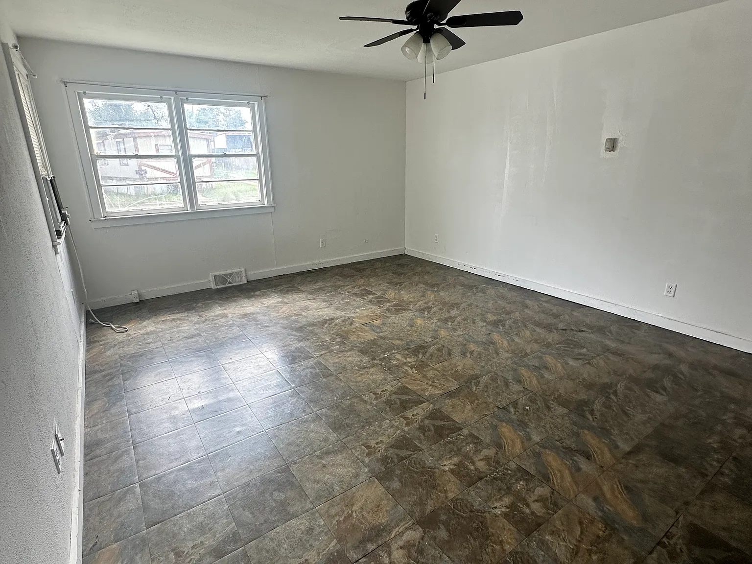 2 Bedroom, 1 Bathroom Long Term Rental House — Photo 3
