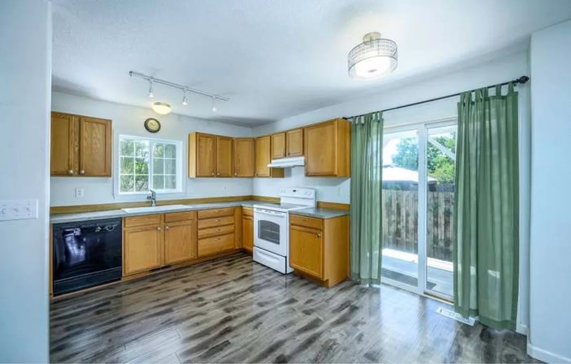 4 bed, 2.5 bath, 1450 sqft, $3,000 — Photo 2