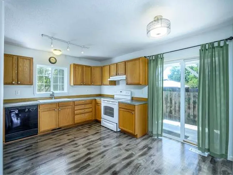 720 E Ella Ct — Photo 2