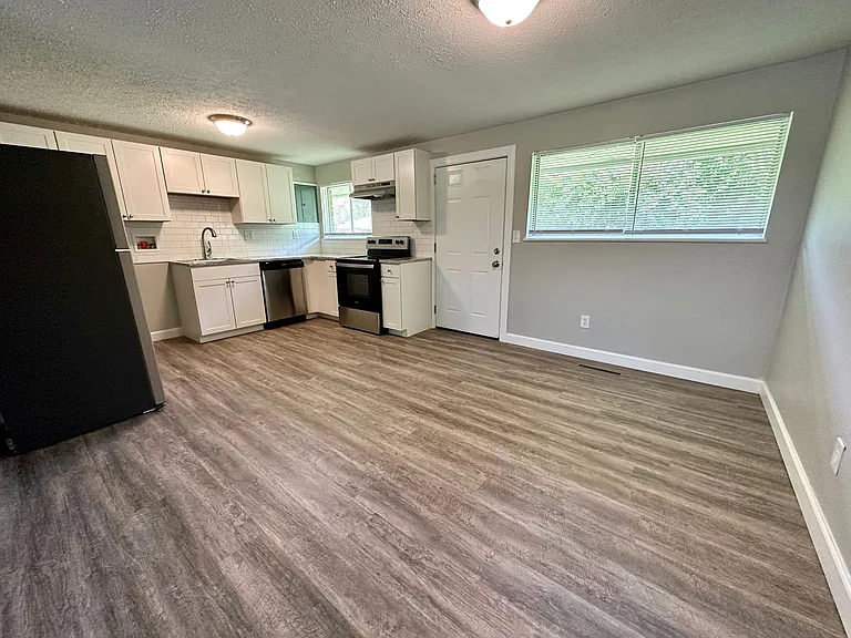 4408 Lesher Dr — Photo 5