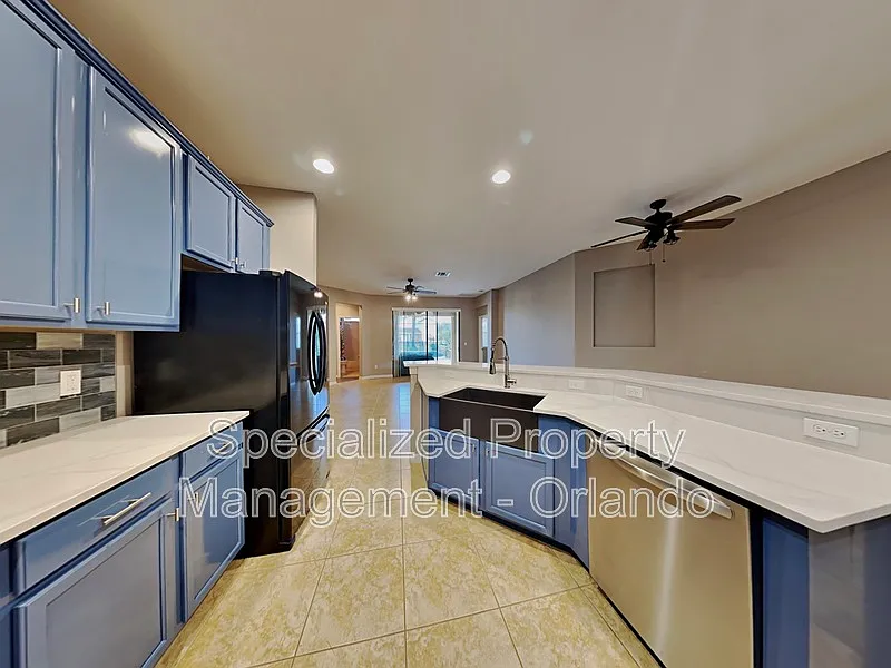 4 bed, 3.0 bath, 2400 sqft, $3,095 — Photo 4