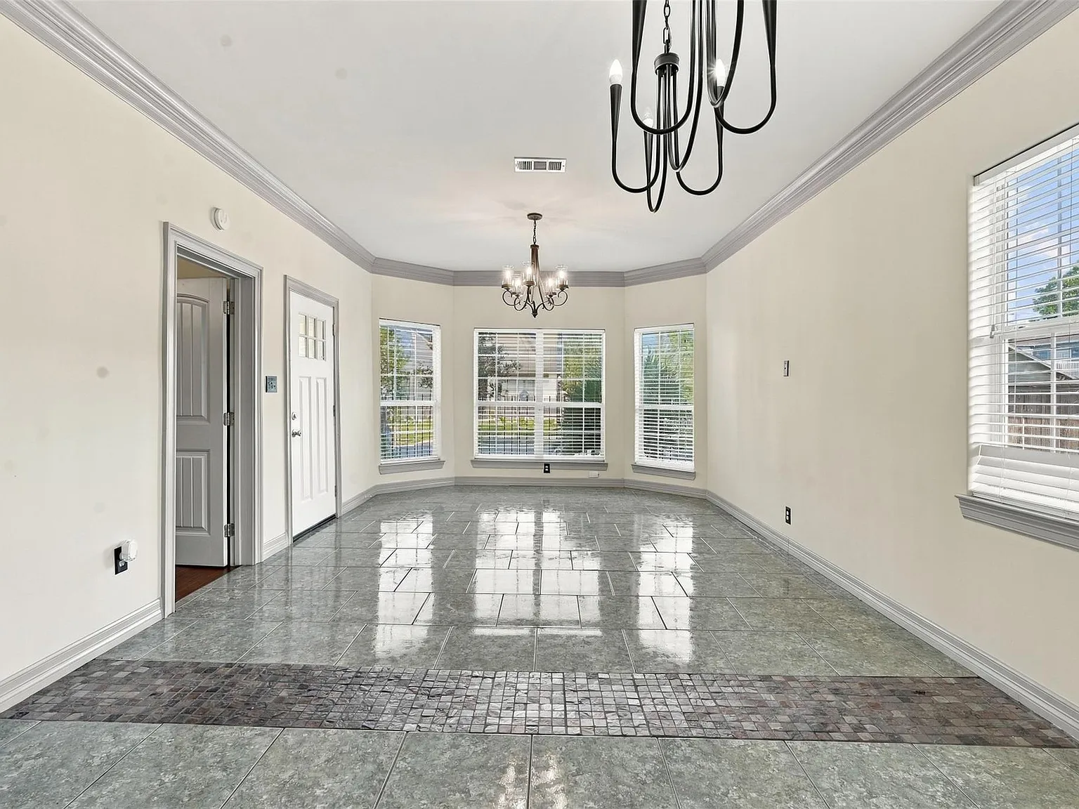 2 bed, 1.0 bath, 1027 sqft, $2,300 — Photo 3