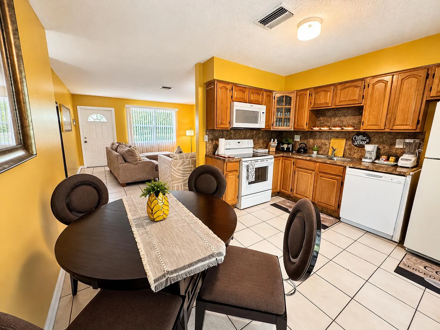 2 bed, 1.0 bath, 1942 sqft, $2,200 — Photo 2