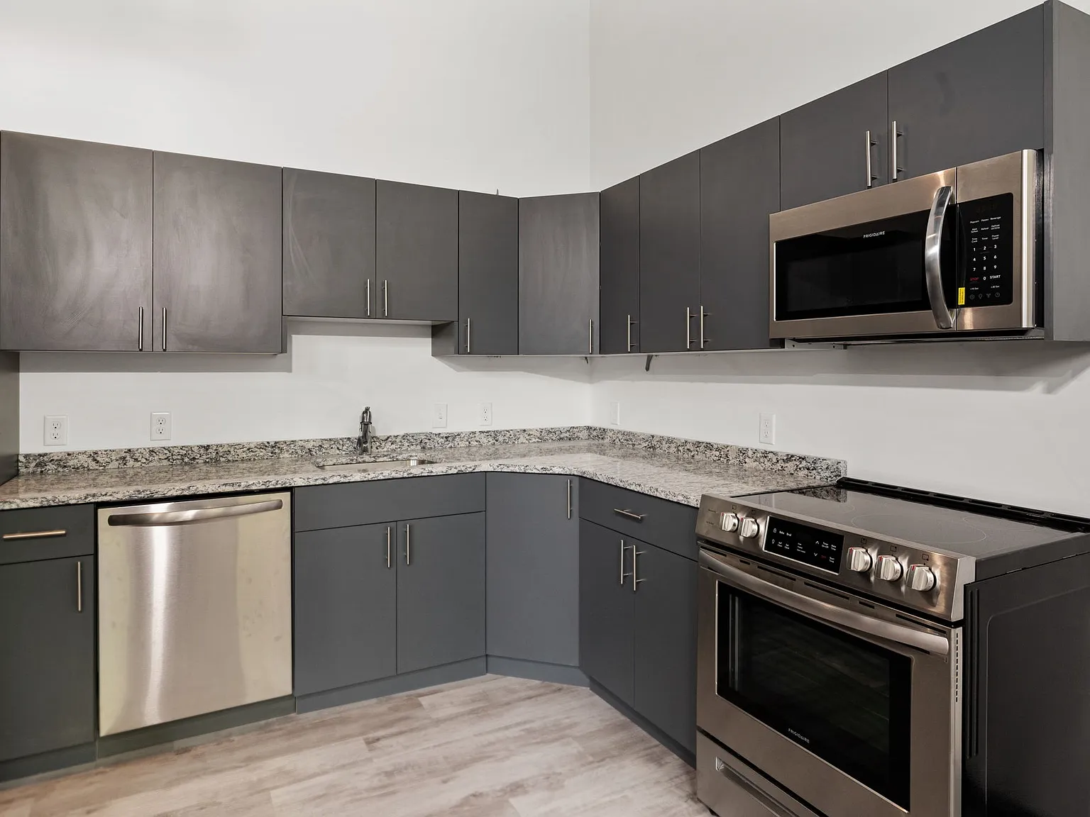 1 bed, 1.5 bath, 900 sqft, $2,100 — Photo 2