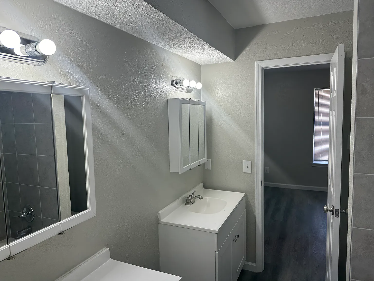 2 bed, 1.5 bath, 1100 sqft, $1,425 — Photo 2