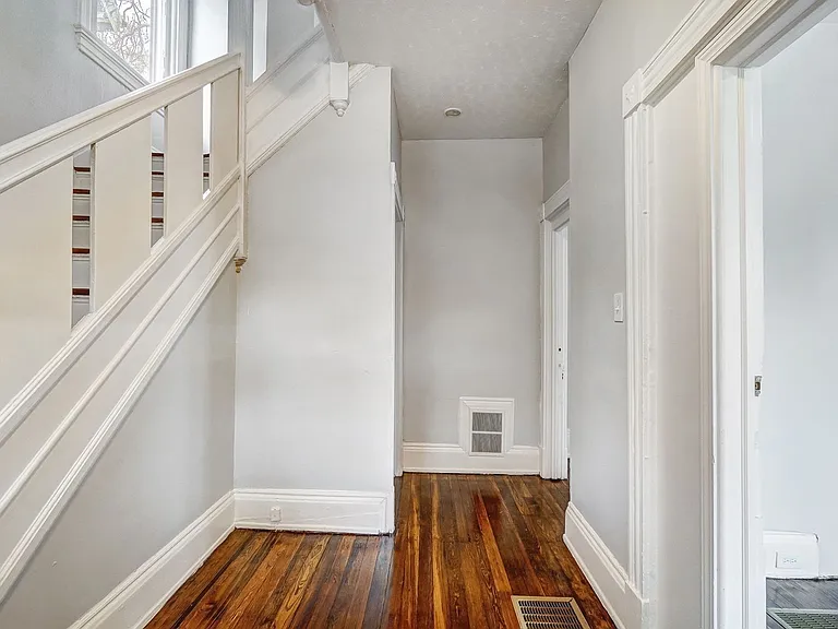 870 Rockdale Ave — Photo 6