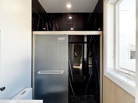 5th image of 29 Carlton Ave Floor 1