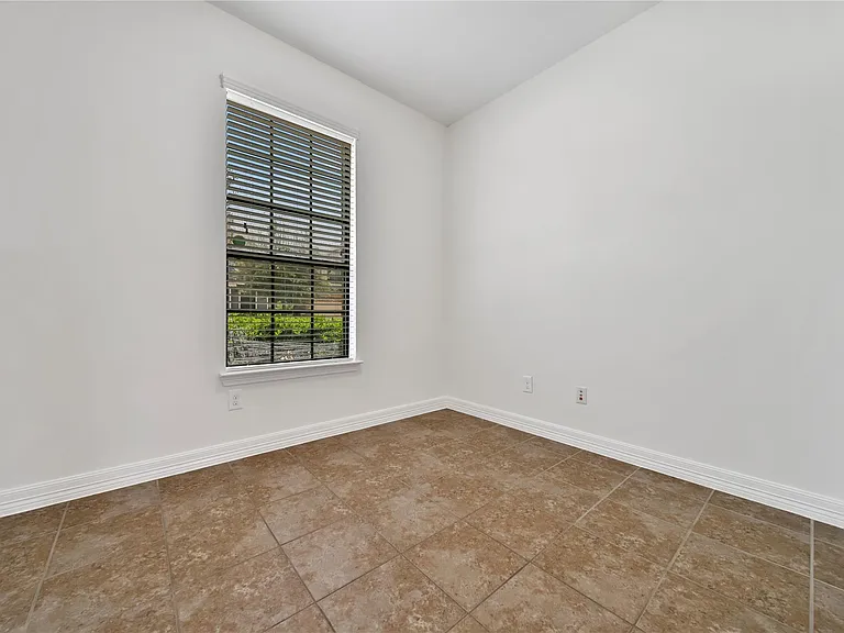 711 Aulia Ln — Photo 6