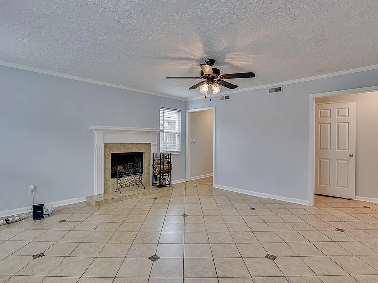 2211 Pleasant Dr — Photo 6