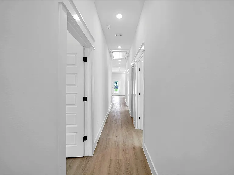 4834 Higgins St #B — Photo 9