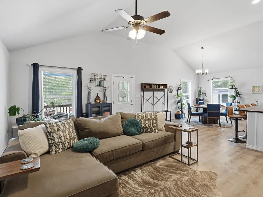 3 bed, 2.0 bath, 1350 sqft, $2,000 — Photo 4
