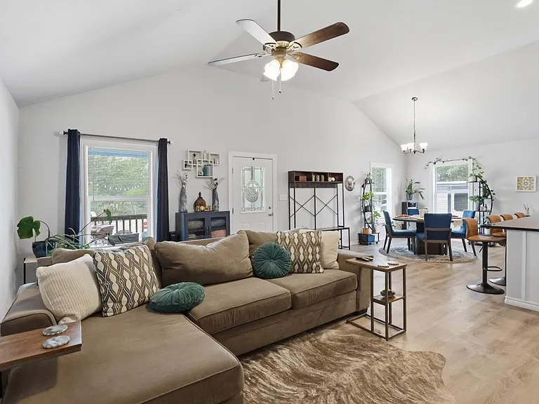 2111 Lone Star Rd — Photo 4