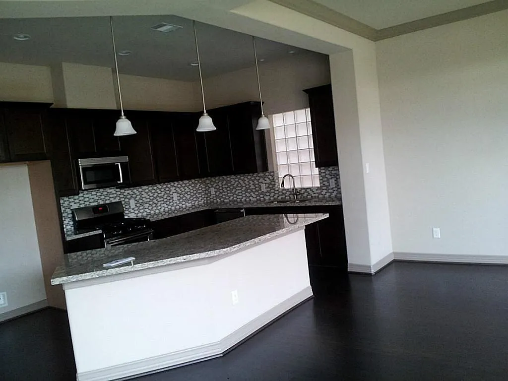 3 bed, 2.5 bath, 2224 sqft, $3,050 — Photo 3