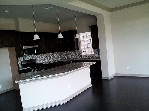 3rd image of 5747 Larkin St