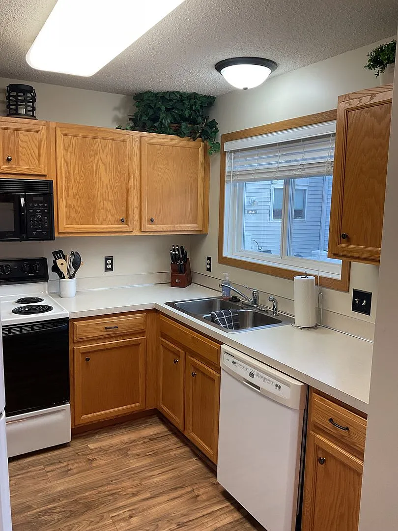 2 Bed Apple Valley Townhome Available NOW! — Photo 4