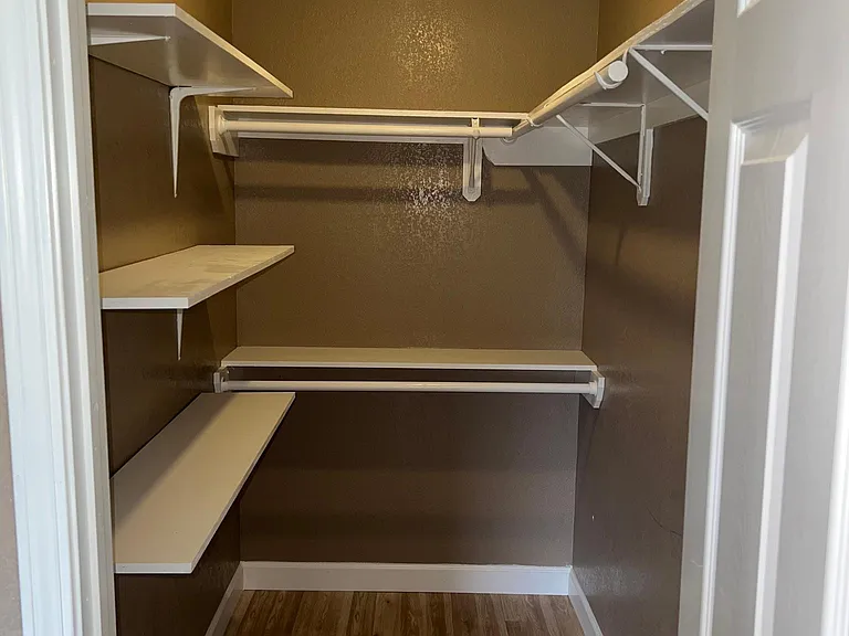 400 Meadow Dr — Photo 5