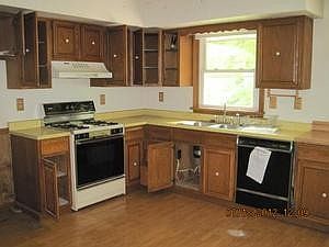5th image of 648 Spring St