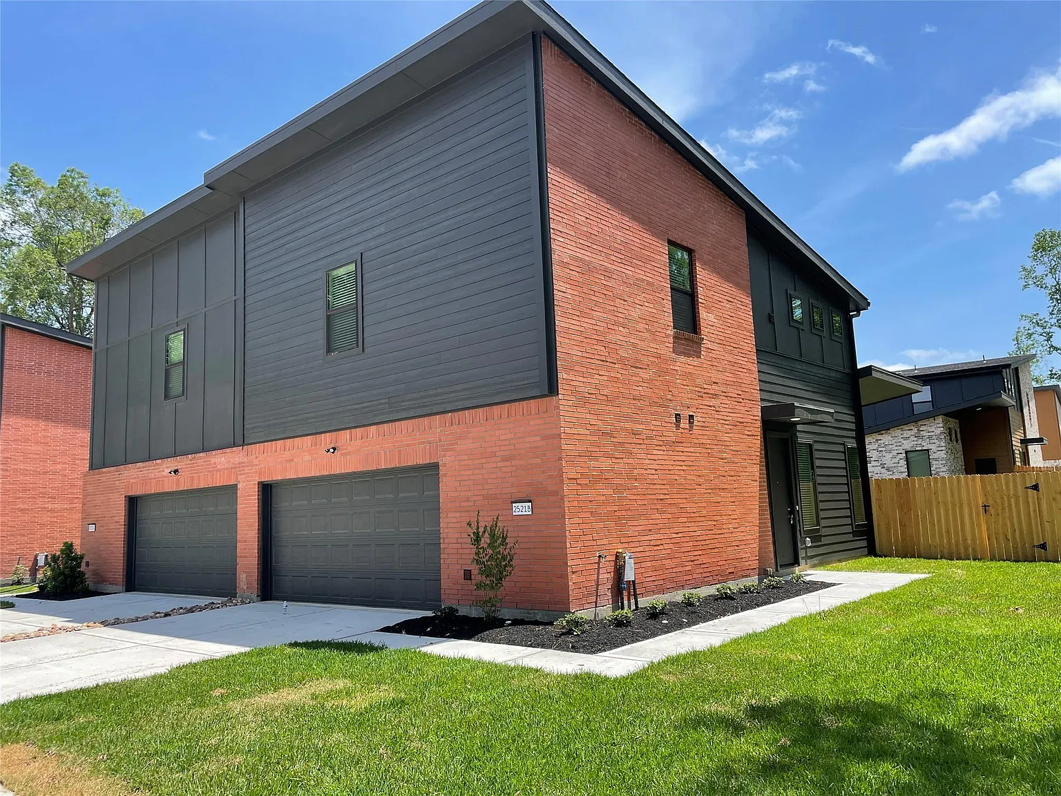 3 bed, 2.5 bath, 1685 sqft, $1,799 — Photo 1