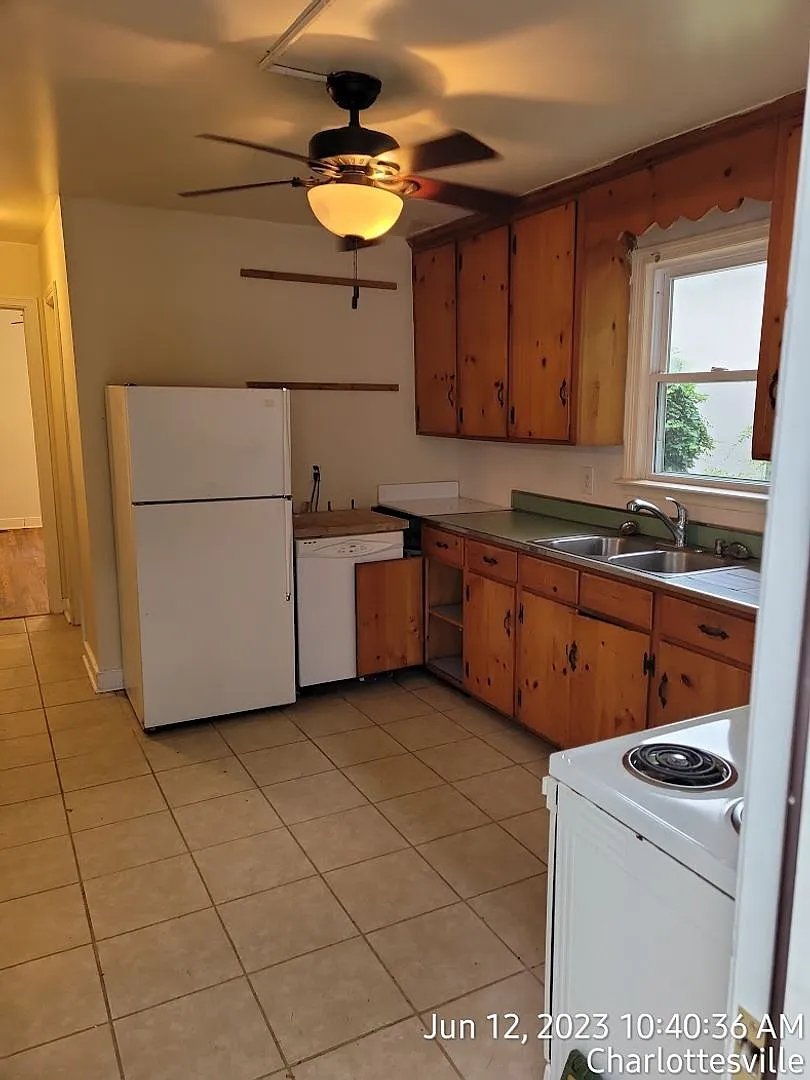 2027-2028 School Year Available / 6 BR, 3 Bath house within walking distance of UVA grounds and t... — Photo 2