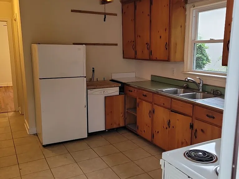 1201 Gordon Ave — Photo 2