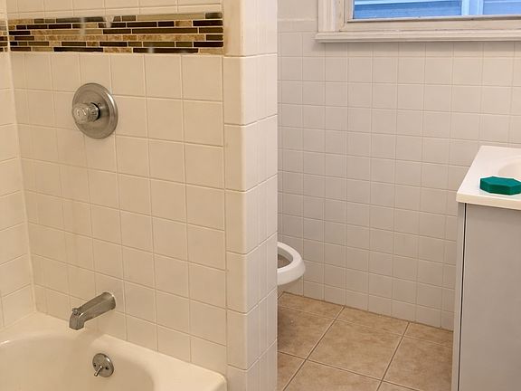 3rd image of 816 Hunterdon St Floor 1