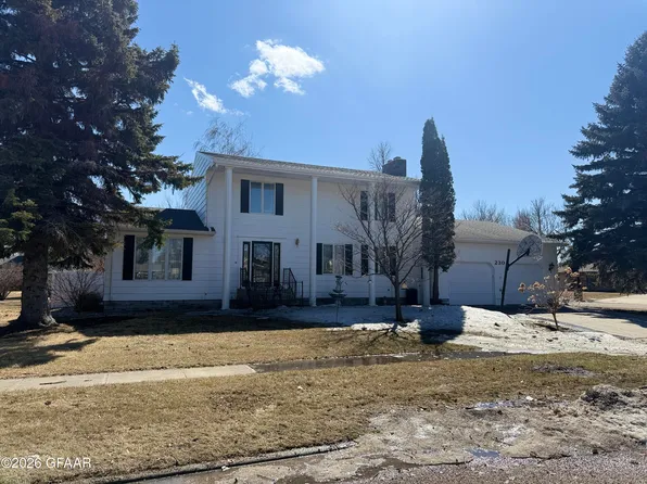 230 W 16th St, Grafton, ND 58237
