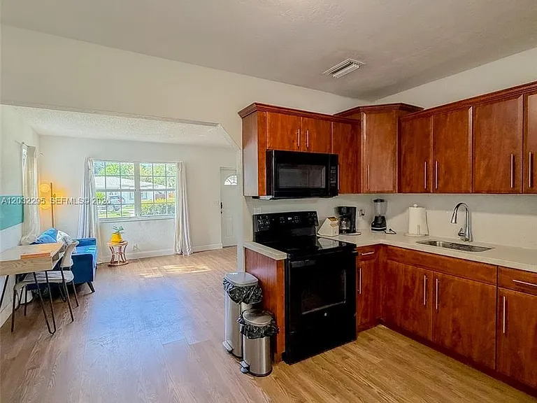 2740 Dewey St — Photo 6