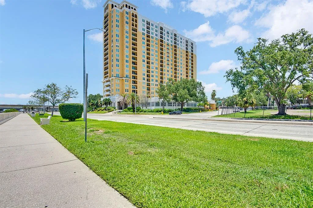1 bed, 1.0 bath, 697 sqft, $2,300 — Photo 2