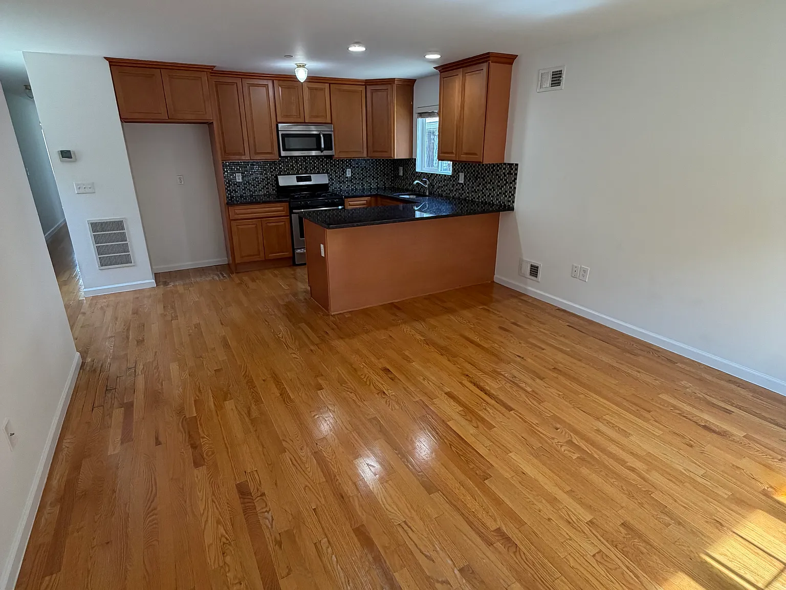 3 bed, 1000 sqft, $3,000 — Photo 4