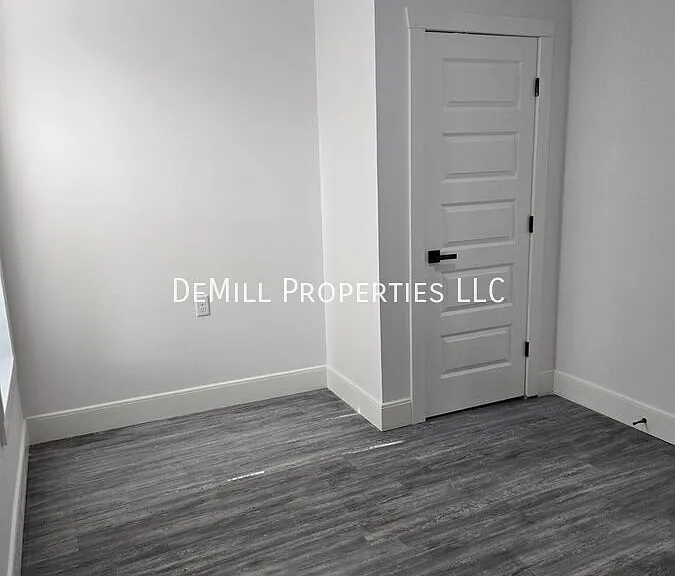 1740 W Olive St — Photo 10