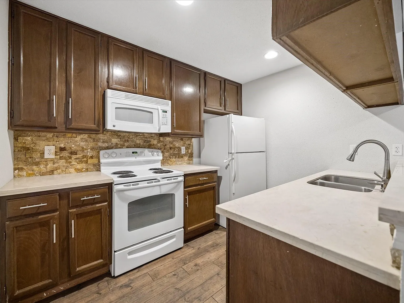 2 bed, 1.5 bath, 1286 sqft, $2,000 — Photo 3