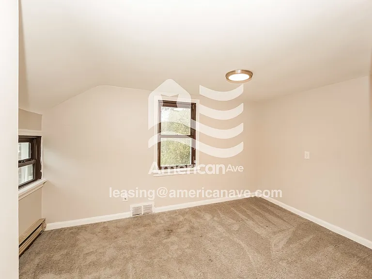 1323675_008_bedroom_9.jpg