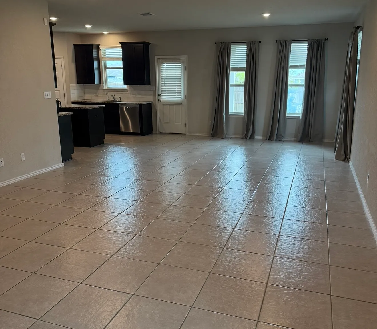 4 bed, 2253 sqft, $2,100 — Photo 3