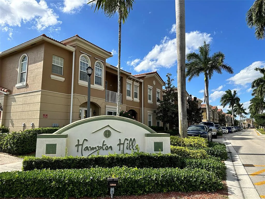 3 bed, 2.5 bath, 1518 sqft, $2,599 — Photo 2