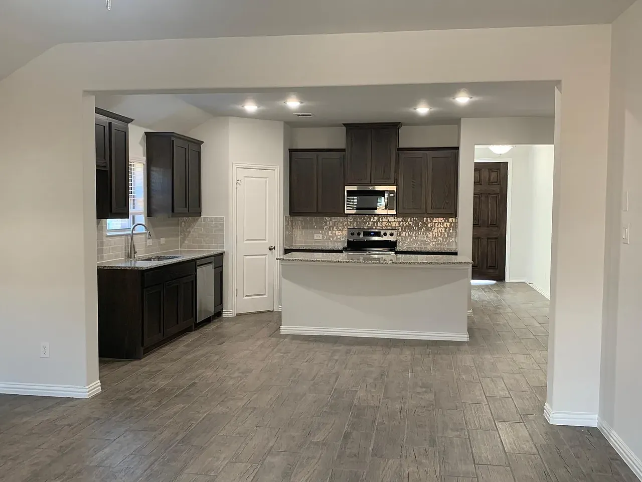 3 bed, 1729 sqft, $2,300 — Photo 2