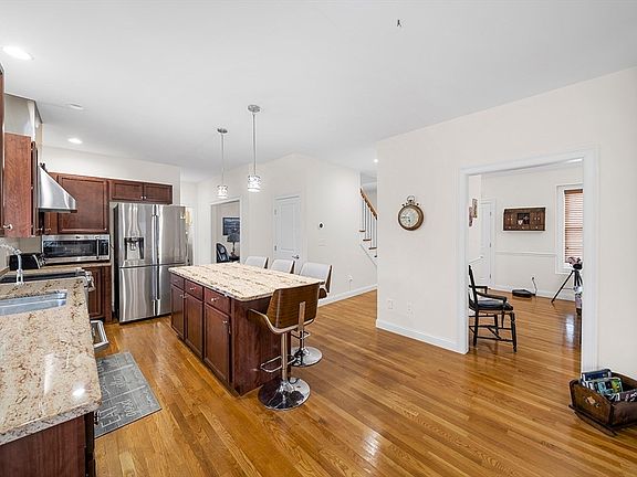 5th image of 37 Osborne Hill Dr