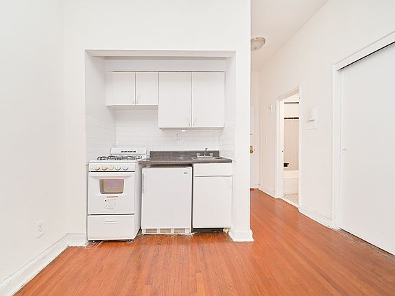 5th image of 400 W 45th St APT 3G