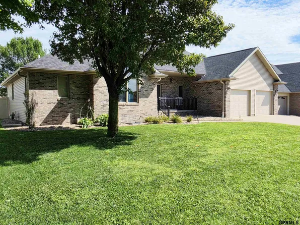 610 Leisure Ln, Hastings, NE 68901