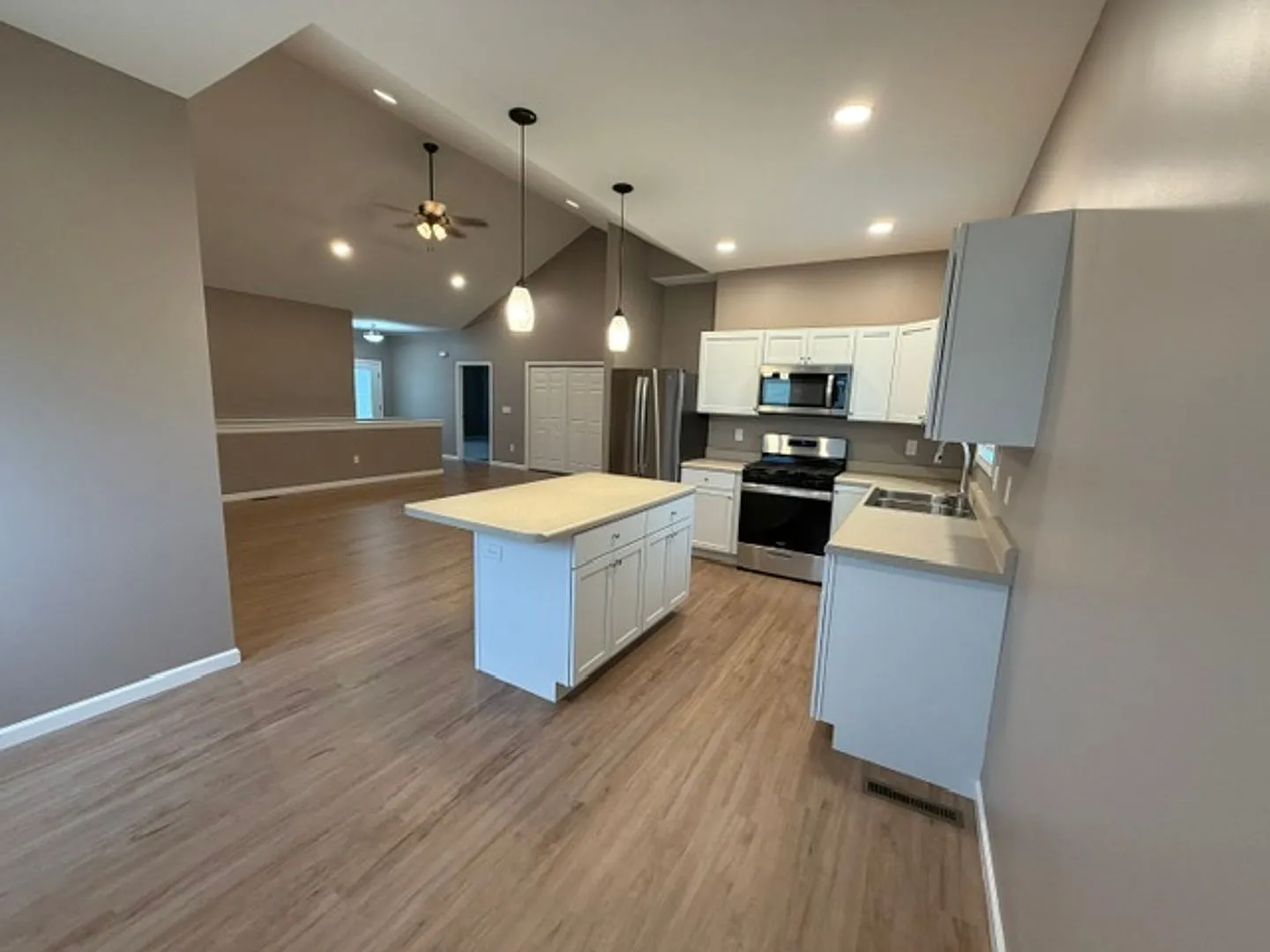 NEW Construction - move in ready - Charming 3-bedroom/2-bathroom duplex in Washington, IL — Photo 3