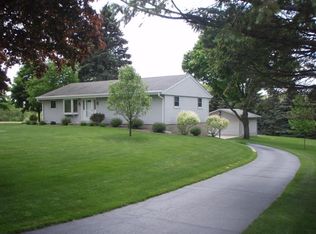 W265S8085 Oakdale Dr, Mukwonago, WI 53149