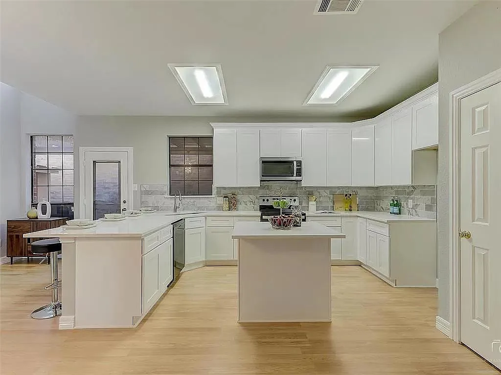 Vinland Dr, Addison — Photo 1