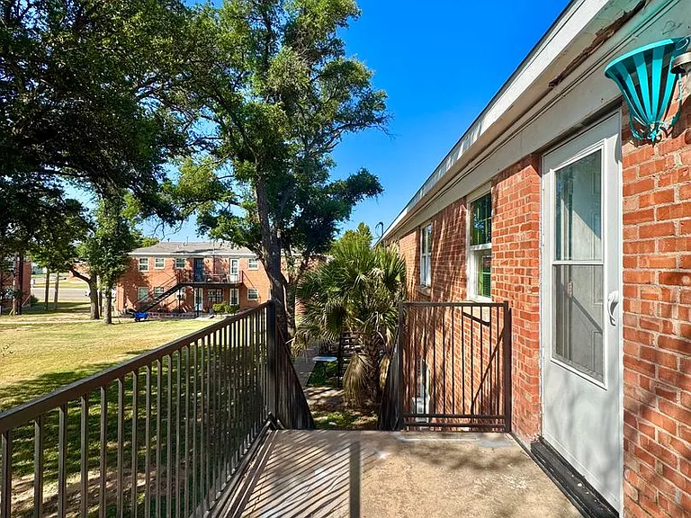 2101 Colorado Ave — Photo 1