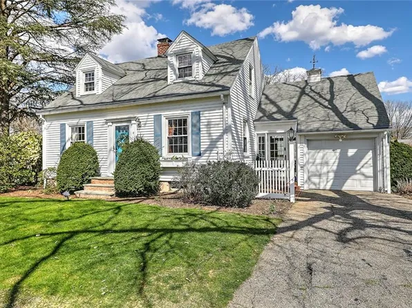 4 Palmer Ave E, Riverside, RI 02915