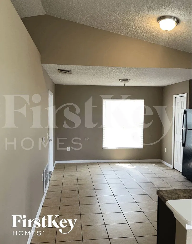 3 bed, 2.0 bath, 1300 sqft, $1,895 — Photo 3