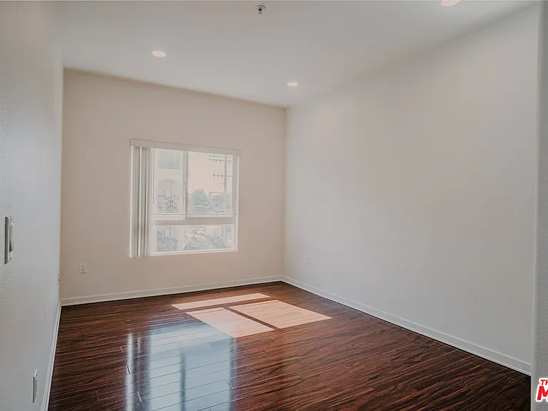 12132 Hart St #301 — Photo 18