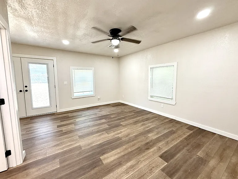 723 Roff St NE — Photo 16