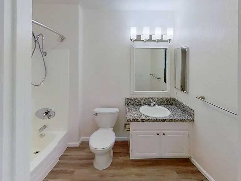 Wexford Manor Apartments — Photo 22