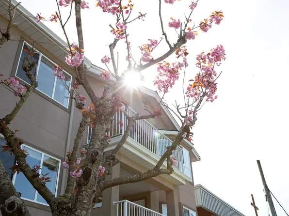 5711 Mermaid St #307, Sechelt, BC V7Z 0J6