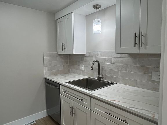 5th image of 85 Greenwich Dr APT 2